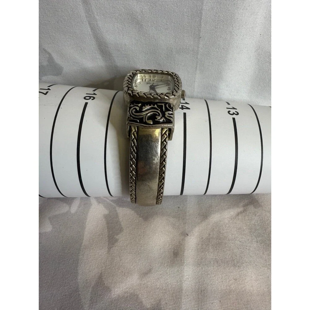 Vintage Geneva Silver Tone Decorative Wristwatch #8041